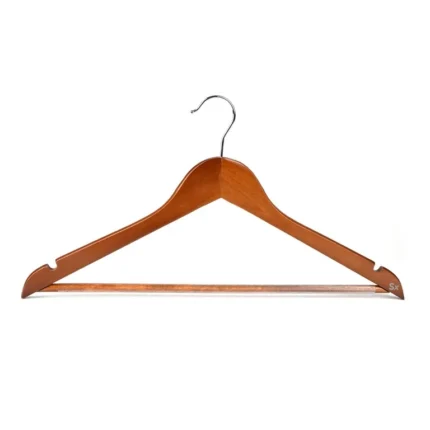 Lot 100 cintres en bois de noyer