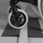 Mini rampe de seuil PMR adhésive en caoutchouc noir