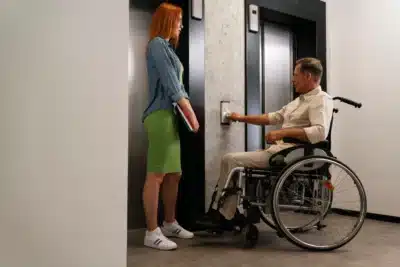 chambre PMR conforme aux normes d’accessibilité ERP