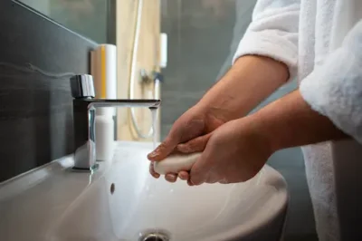 Matériaux équipement PMR : siège de douche en phénolique robuste