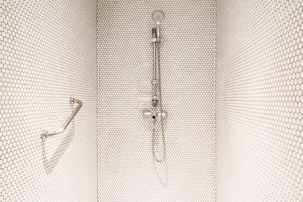 salle de bain PMR hôtel normes accessibilité barres appui vasque adaptée