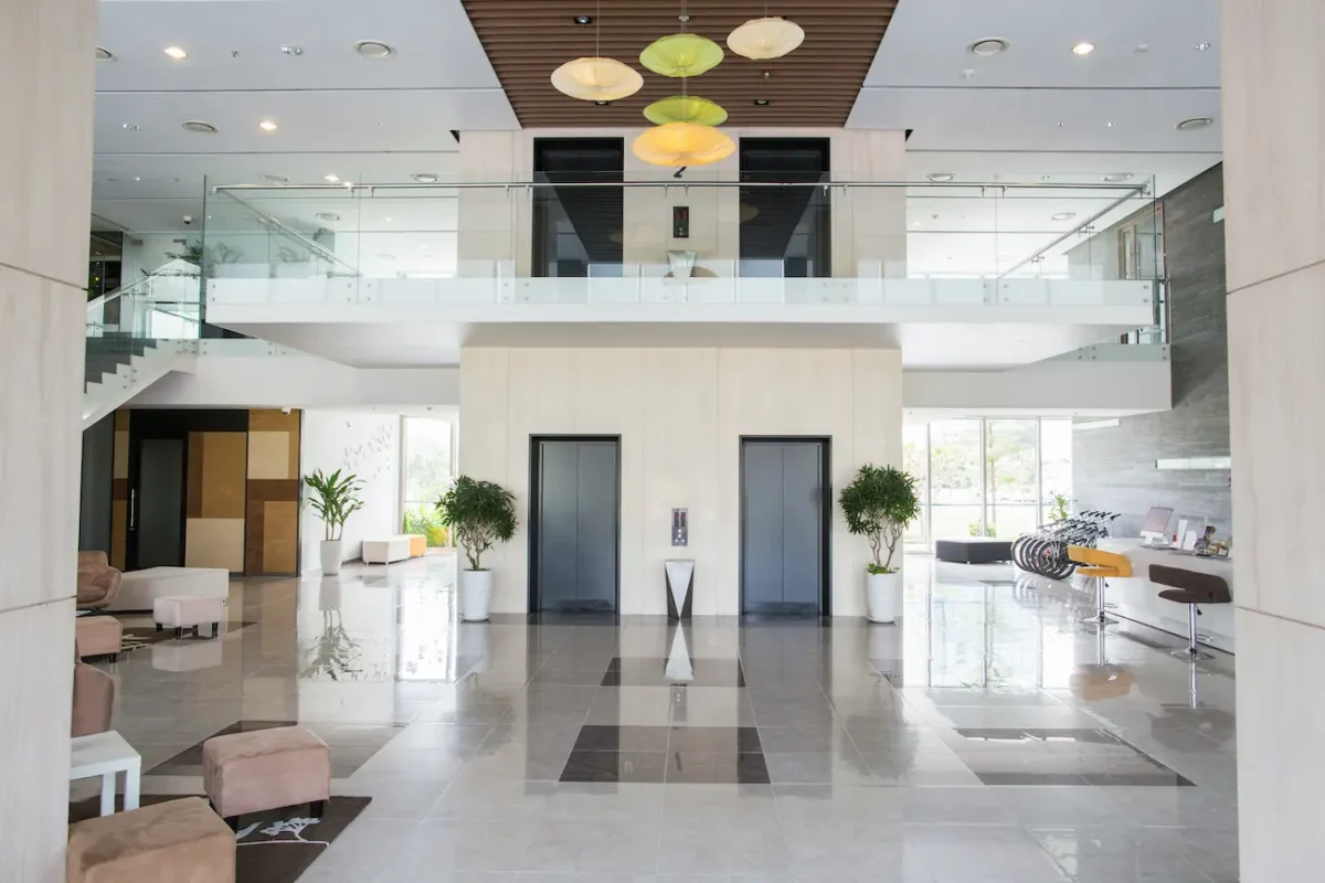 Réception d'hôtel professionnelle — projet d'aménagement et équipement clé en main Cashotel